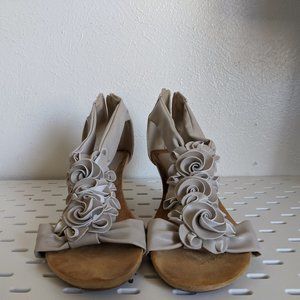Cute wedge sandals w/ tan flower accents size 7
